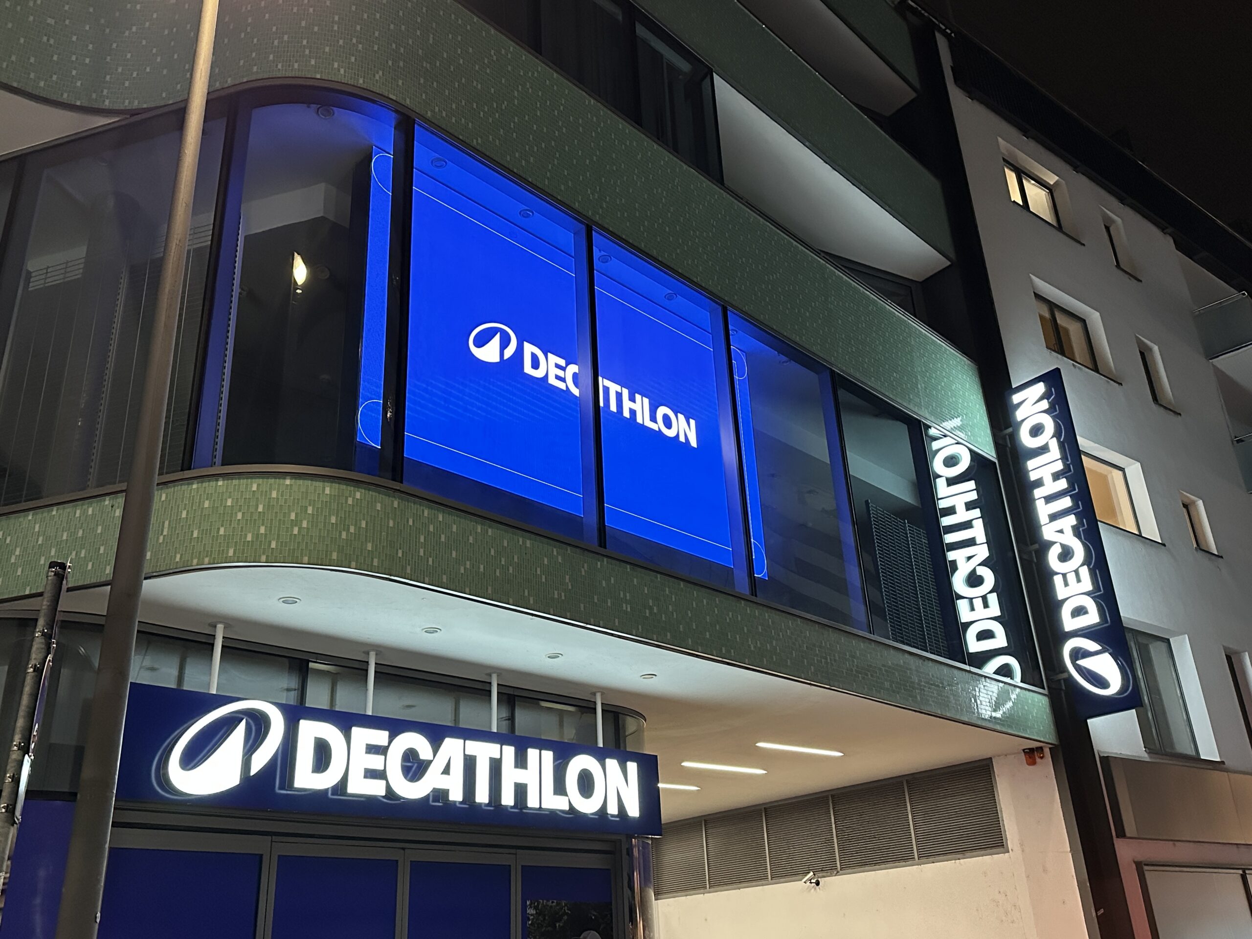 Digitale Sichtbarkeit auf der Zeil: LED-Schaufensterdisplay für Decathlon Frankfurt